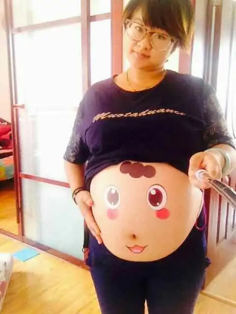 关于妊娠线就是肚子中间那根线,我的是肚脐下方的线在正中间,肚脐上方