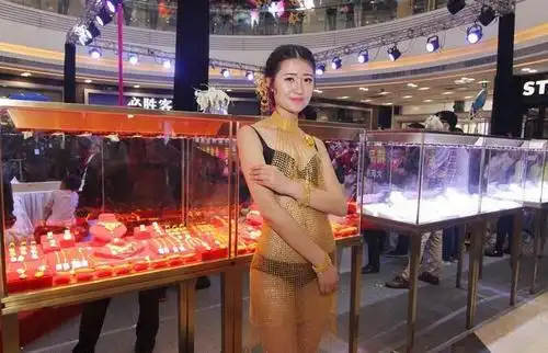 美女闹市区穿5公斤黄金战衣