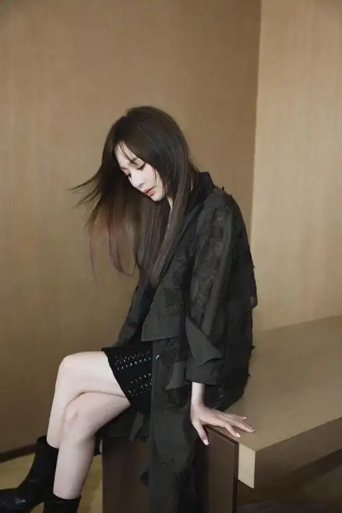 王心凌时尚穿搭 内里针织镂空吊带连衣裙搭配墨绿外套展精致生活