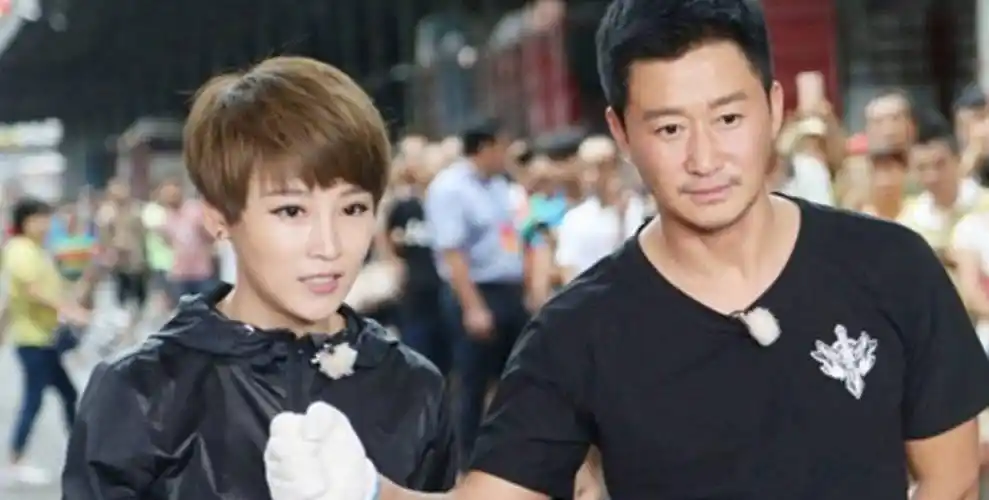 当夫妇俩在领结婚证的那一天离开政府办公大楼后,吴京立即给谢楠的