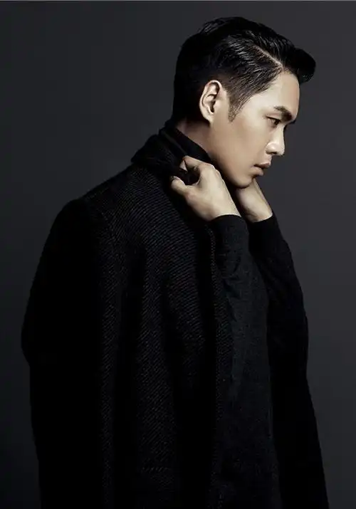 先看看张若昀,张若昀这身黑色的大衣,一个侧脸杀仿佛对着远方无视一切