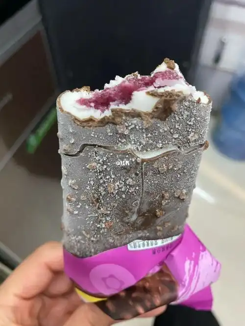 10元的梦龙车厘子樱桃口味冰淇淋和4元巧乐兹的经典