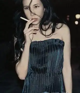 女明星抽烟的姿势,哪个最销魂