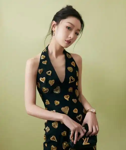 周冬雨终于找到了正确的风格,穿黑色挂脖裙优雅贵气,不时尚还高级!