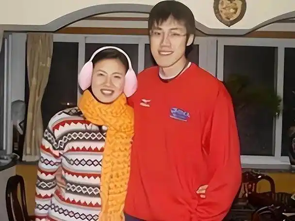 上,汤淼更是大胆向周苏红献殷勤,与她合唱了张信哲的名曲《爱如潮水》