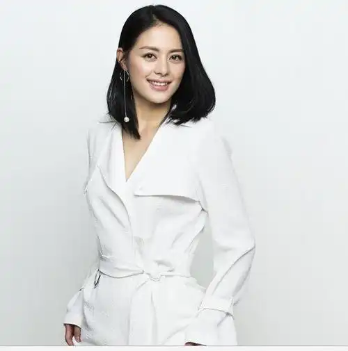 王力可白色时尚华服,尽显清新脱俗气质