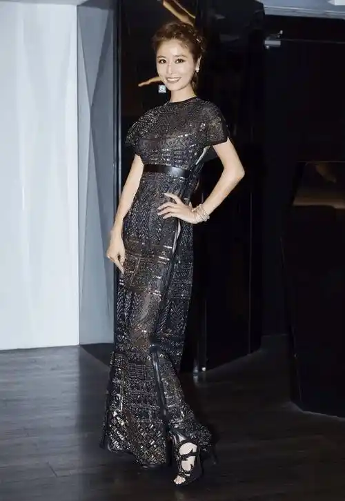 林心如的"娃娃脸"真耐看,穿无袖连衣裙配长卷发,像90后姑娘_色彩_少女