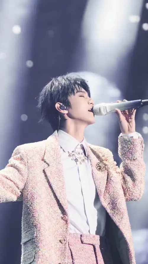 王俊凯超话又是想魂穿王俊凯话筒的一天,他真的好会亲啊@tfboys