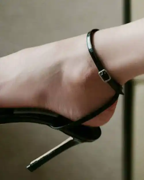 关晓彤-黑色抹胸流苏包臀裙-长腿玉足图片分享_身材_时尚_气质