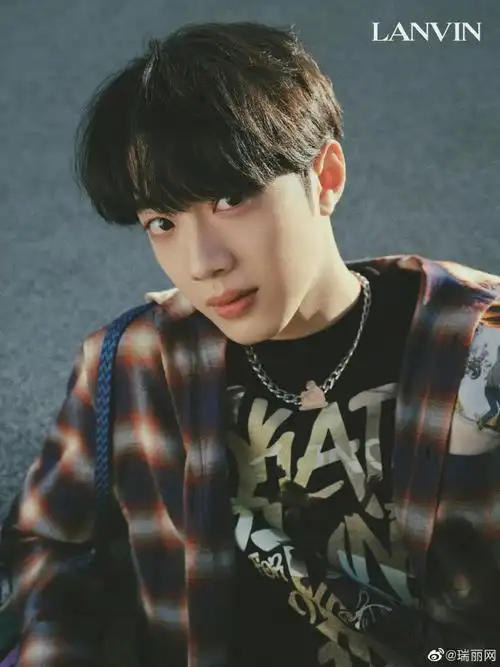 应该有的样子#】赖冠霖超话时尚大片来袭,格子衬衫与t恤搭配,帅气有型