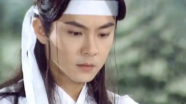 在古早的港剧《日月神剑》里演一对兄弟,合拍剧《天下第一》里饰演一