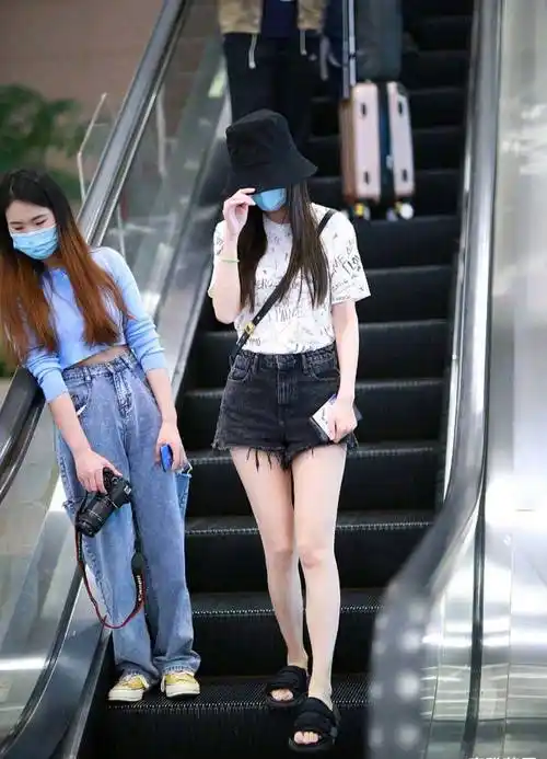 杨颖穿"拖鞋"走机场,好接地气,身穿t恤配热裤,简约又清爽_时尚_处理