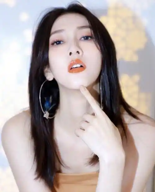 弦子身材也太赞了吧穿身吊带裙很紧致尽显成时尚女人的气质