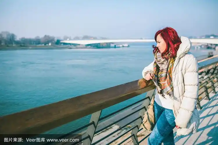 秋日,美丽的姑娘独自在河边散步