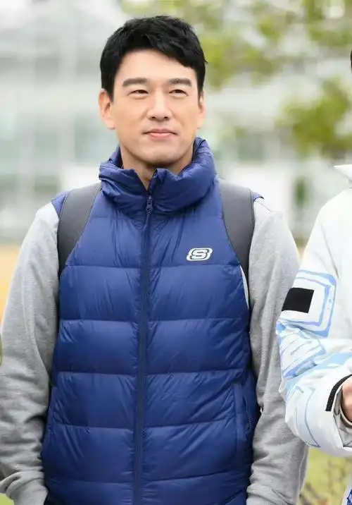 演员王耀庆:为了不搬家娶了房东妹子,婚后生两子,幸福美满