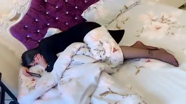 下班回家太累了,小姐姐直接就睡着了