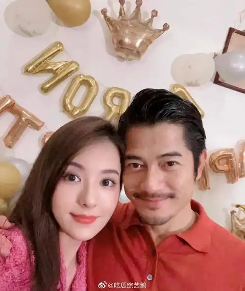 方媛特意晒婚礼现场照庆祝两人真的好般配啊.要永远甜蜜下去哦