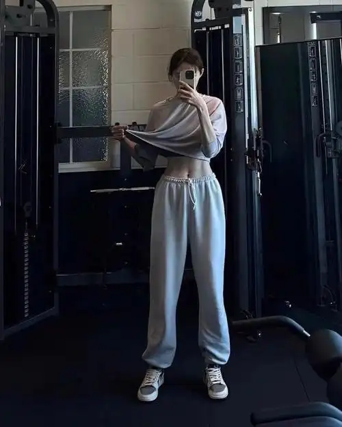 李圣经小蛮腰 马甲线,自律健身10年的成果,现在女演员这么拼吗