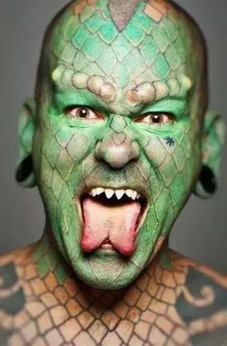 (钩子穿过人体皮肉,将人吊起,被称之为人体悬挂.