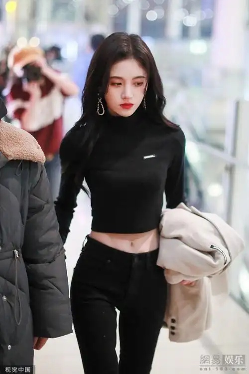 鞠婧祎穿性感露脐装秀蜂腰 不时撩发气场足