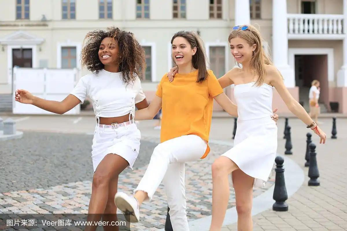 女人,夏天,三个人,摆拍,表现积极