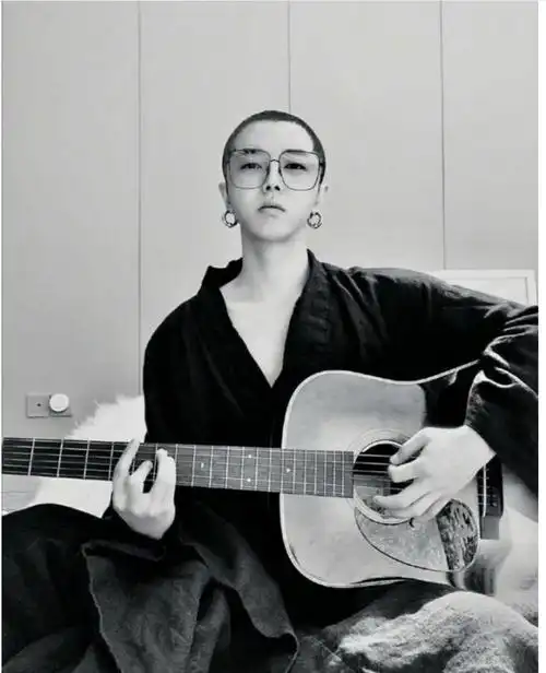 华晨宇又剃头了,火成夏日爆款,网友:这种程度已经不是寸头了_发型