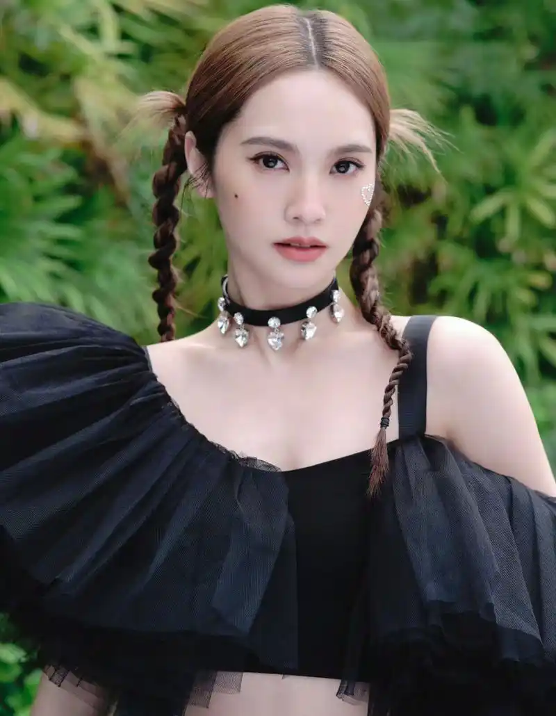 杨丞琳右脸痣,左眼爱心,真是会打扮.