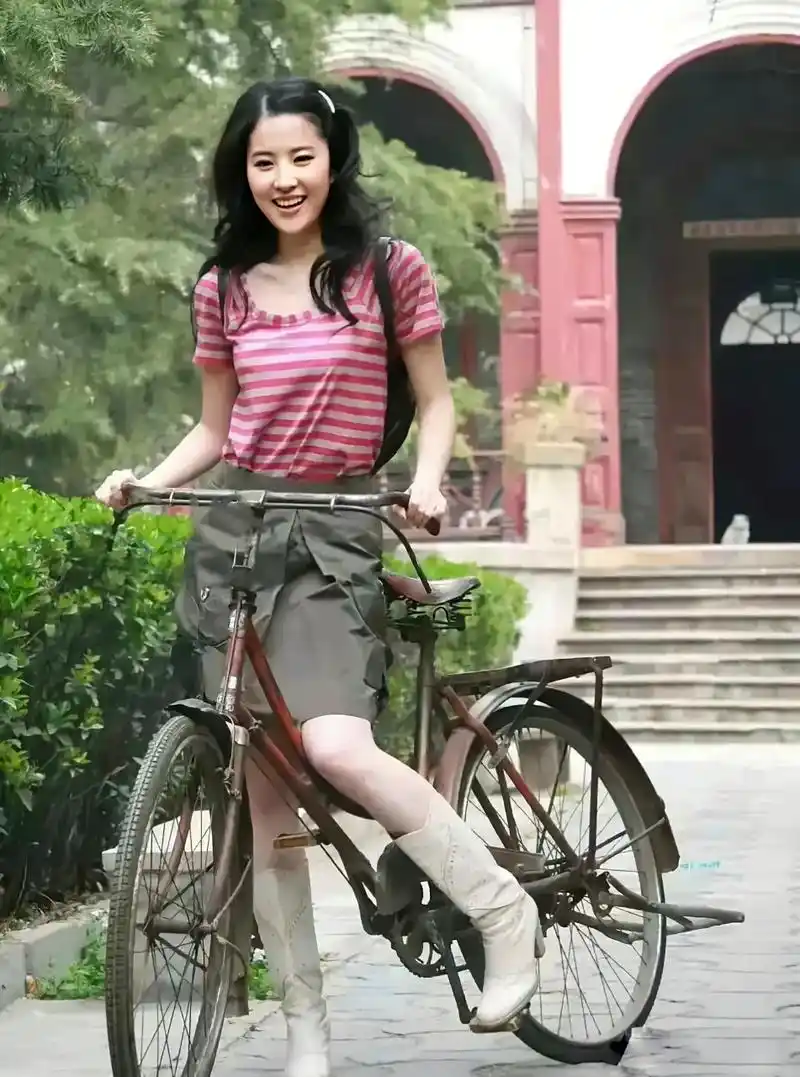 20岁的刘亦菲,青春年华活力四射,满满的少女感~  好清纯的笑容,明眸