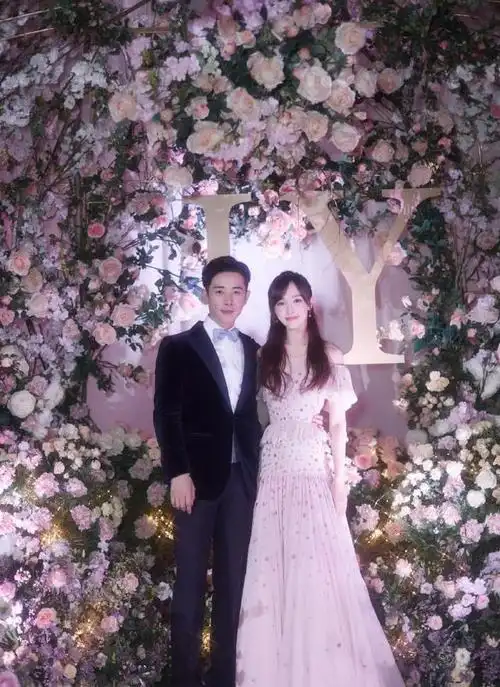 罗晋躺唐嫣身上与伴娘合影却闹乌龙网友和伴娘的手是牵上了吗