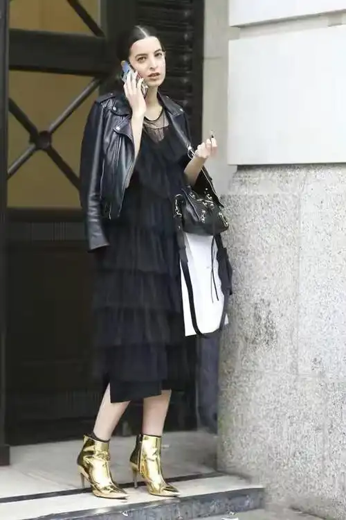 原创67实力歌手谭晶久违现身穿蛋糕裙露香肩太诱人43岁依然如少女