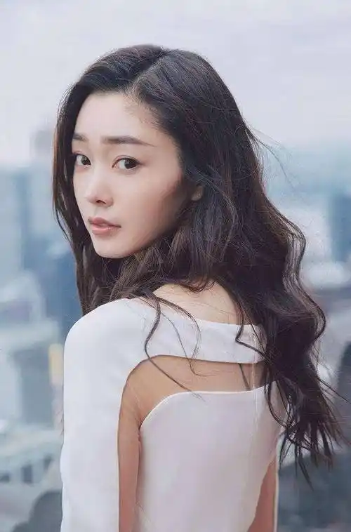 宋轶,1989年10月31日出生于湖北省荆门市 ,中国内地女演员,毕业于中央