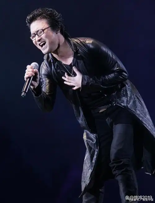 汪峰的"unfollow"巡回演唱会在洛阳新区体育场举行,据报道现场非常