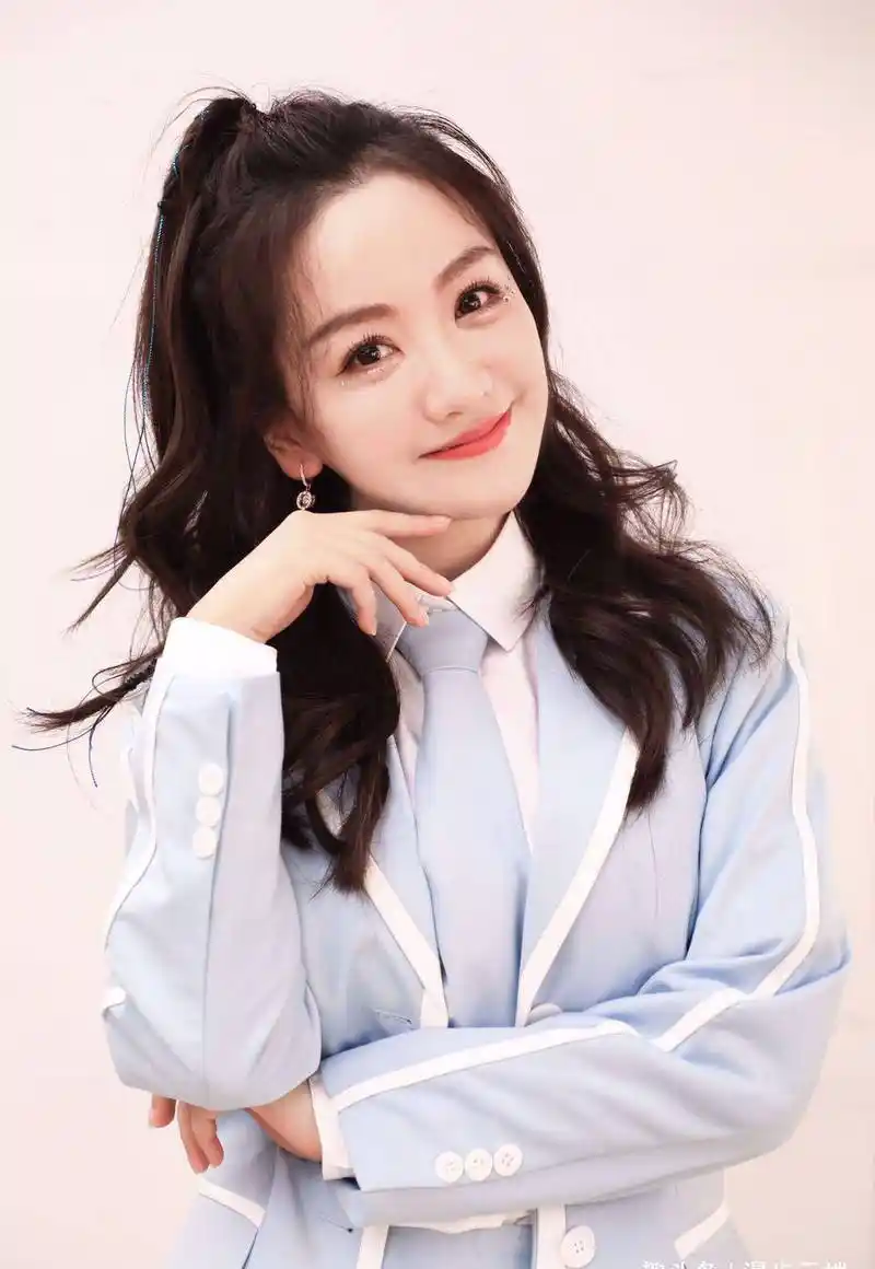 杨蓉一身蓝色调校服look,化身18岁少女,忒会穿有么有_入手_白色_风格