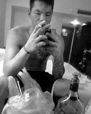 广东队核心朱芳雨赤裸上身抽烟喝酒的图片近日被人放在网络上.