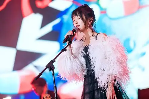 打开凤凰新闻,查看更多高清图片演出一开场,谢春花演唱着一曲《行吧》