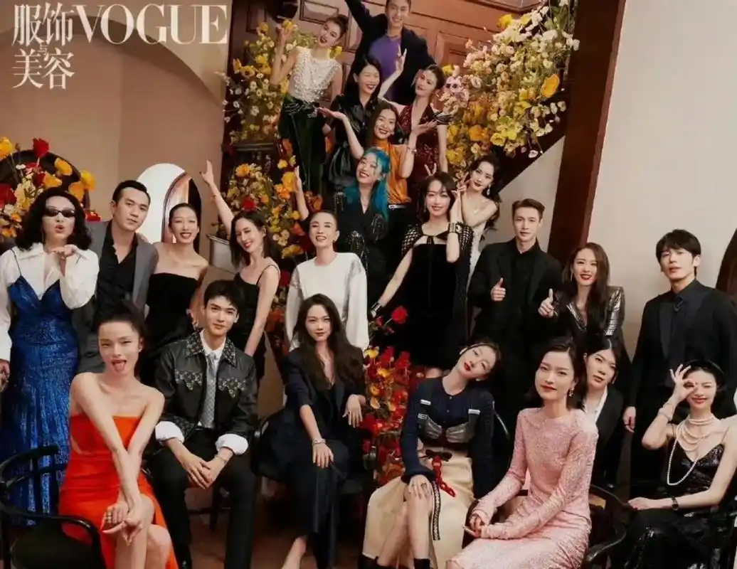 周冬雨被坑惨了!明星的大合照,不站c位穿礼服被造型师坑惨