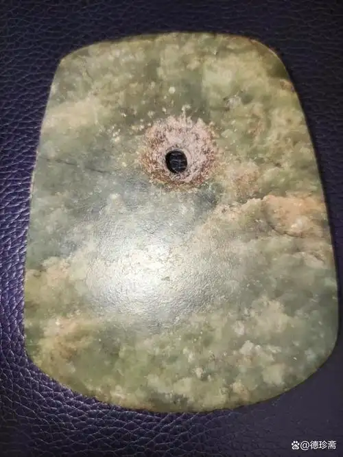 德珍斋所以玉质的斧头在红山文化时期的工具之中并不是很常见,大多都