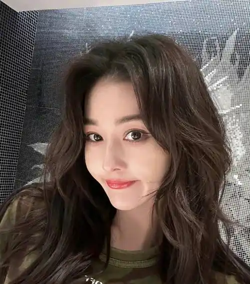 张馨予晒怼脸自拍,网友:姐姐真的好漂亮,内娱第一美女_显得_时尚_眼镜