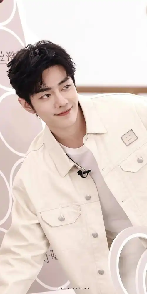 肖战壁纸来袭,颜值爆表又甜又帅!心动不如行动,快来欣赏肖战魅力吧!