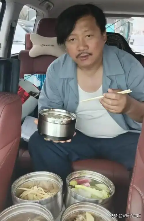谢广坤坐在百万豪车里吃四菜一饭一点也不讲究从内饰看谢广坤的车是