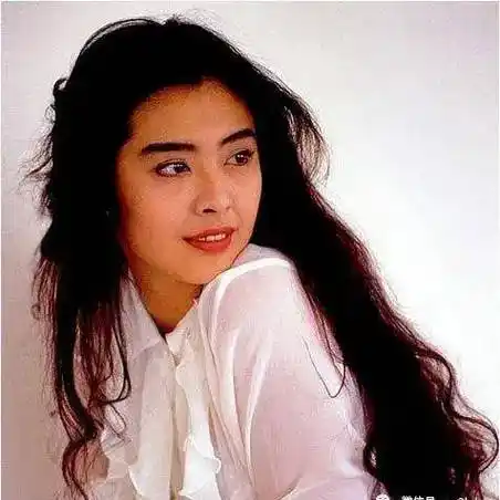 王祖贤买菜被偷拍,年过50比18岁更美,头发多到让人眼红_形象_美人