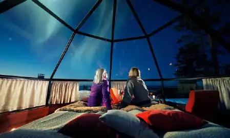 躺在网红玻璃屋里看极光 拥抱圣诞老人,圆梦童年幻想 乘坐全球唯一的