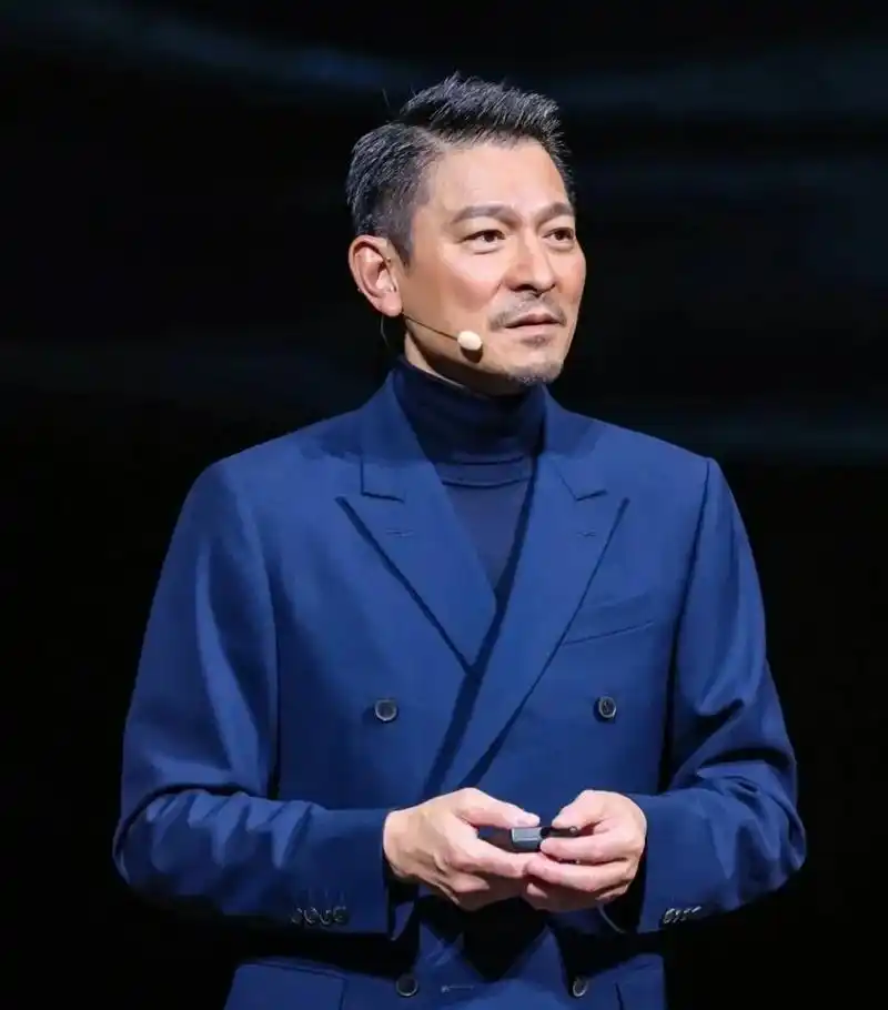 刘德华,白头发白胡须真实上镜,华仔步入老年,却依然魅力不减.