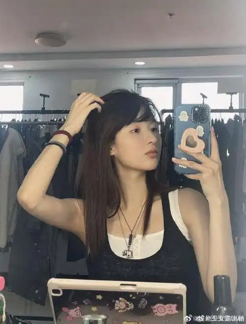 王玉雯分享最新素颜对镜自拍,剪了刘海好乖好可爱