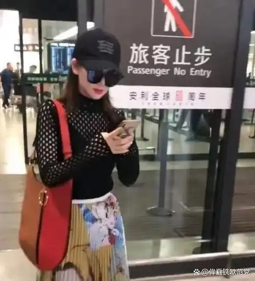 戚薇身穿防晒衫黑色暂且不提一看风格真的不怕晒黑吗