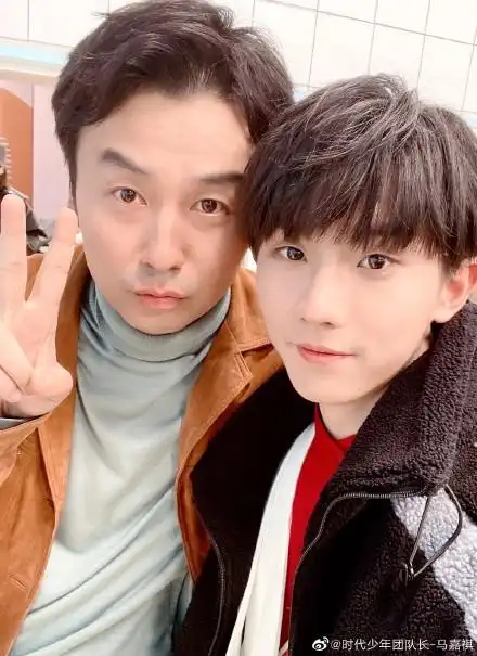 同框比可爱!马嘉祺想要雷佳音高领毛衣链接