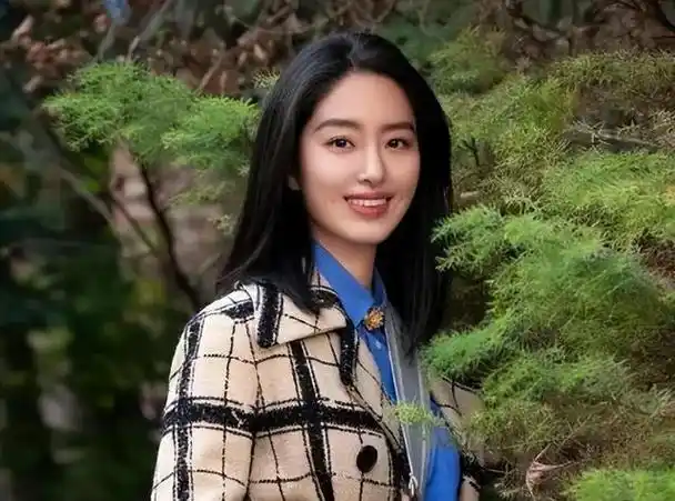 杨采钰:撬走刘亦菲背后的男人,嫁大30岁金主,她究竟图啥