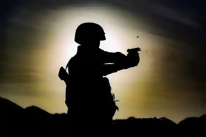 正所谓大美至简,无须多说勾勒出赤胆忠心的军人气概光影交汇军人之美