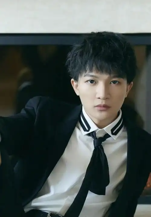 周深黑白撞色西装与钻石亮闪外套卷发彰显个性尽显帅气