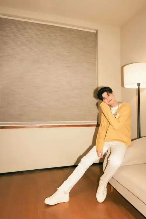 任嘉伦穿黄色针织衫好显白搭配白色休闲裤阳光可爱又帅气